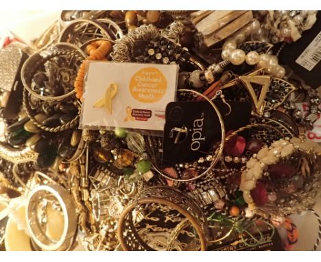 Tray of unsorted costume and fashion jewellery