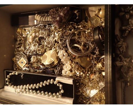 Box of mixed costume jewellery