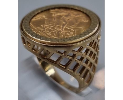 9ct gold pierced ring inset with a 1909 gold half sovereign.  8.1g approx.  Size Q.  (B.P. 21% + VAT) 