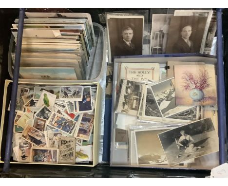 Large collection of cigarette cards, black and white postcards, vintage photographs etc.   (B.P. 21% + VAT) 