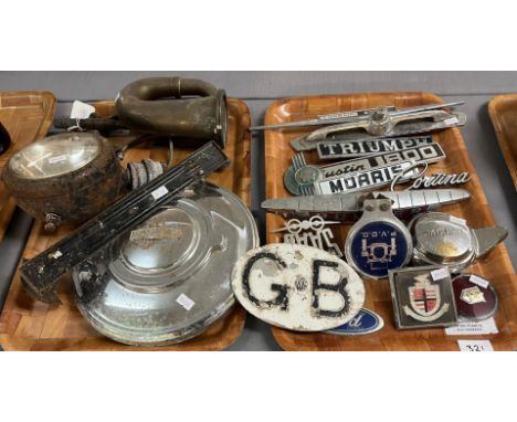 Quantity of automobilia items to include: vehicle badges, bumper badges, Jaguar wheel spinner, vintage GB badge, vintage car 