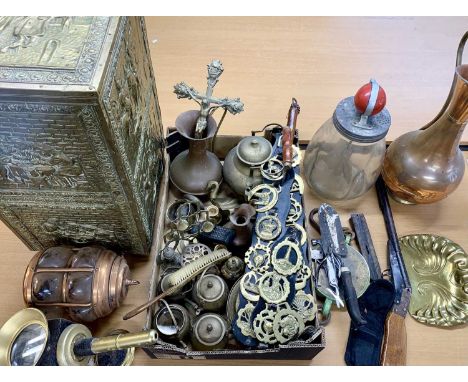 LARGE GROUP OF MIXED METALWARE & COLLECTABLES including an embossed brass log box with hinged cover, various horse brasses, s