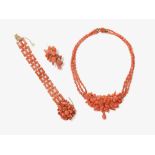 Parure bestehend aus Collier, Armband und Brosche mit geschnittenen Korallen - Italien, um 1850-1870