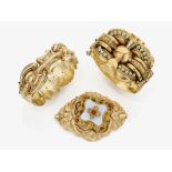 Ein Armreif, ein Armband und eine Brosche - U. a. Frankreich, 2. Hälfte 19. Jh.