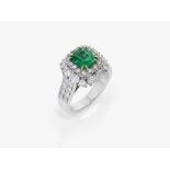 Ring mit Smaragd und Diamanten