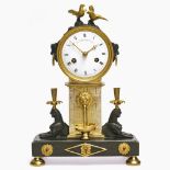 Kaminuhr mit Glassturz - Gaston Jolly, Paris (Meister 1784, gest. nach 1820) um 1800 Bronze, brünier