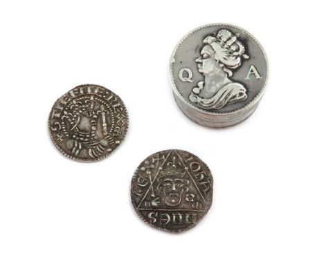 A Queen Anne silver patch box, maker's mark T. K, probably for Thomas Kedder, London circa 1710-20,, circular form, the pull-