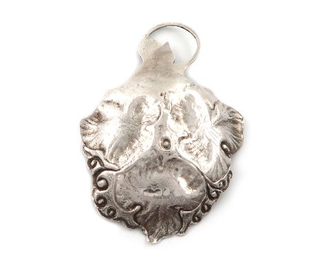 A George IV silver caddy spoon, by Robert Hennell, London 1829, vine leaf form, with a tendril handle, length 8.7cm, approx. 