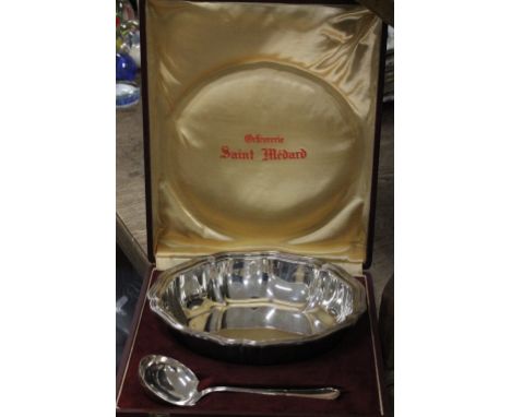 Cased French Orfevrerie Saint Medard Silver Plated Bowl and Ladle Set
