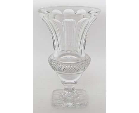 Vase "Versailles". Farbloses Kristall mit Facetten. In der Art von St. Louis. Frankreich. H. 30 cm.