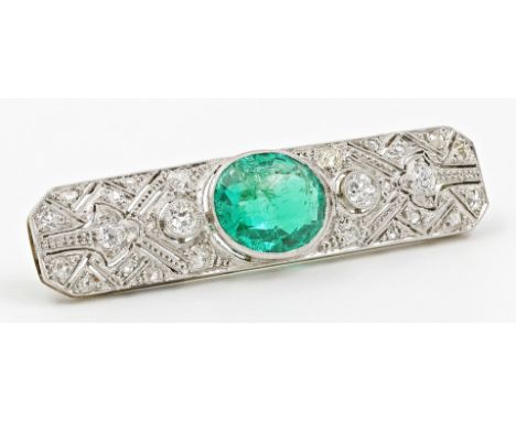 Qualitätvolle Art Deco-Brosche. Platin, geprüft, brutto 9,2 g. Rechteckig mit abgeschrägten Ecken und durchbrochen gearbeitet