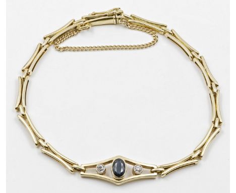 Art Deco-Damenarmband. 585/000 GG, brutto 7,8 g. Durchbrochen gearbeitetes Mittelteil, besetzt mit oval facettiertem, blauen 