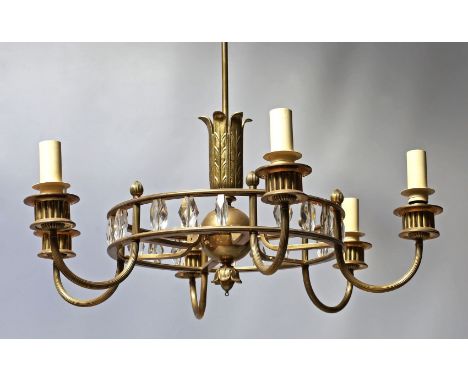 Deckenleuchte im Art Deco-Stil, sechsflammig. Reliefiertes, durchbrochen gearbeitetes, rundes Messinggestell mit sechs Leucht