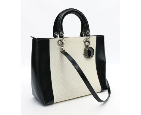 "Lady Dior" blanc cassé, Christian Dior. Henkeltasche aus schwarzem Lackleder bzw. weißem Segeltuch. Silberfarbene Hardware, 