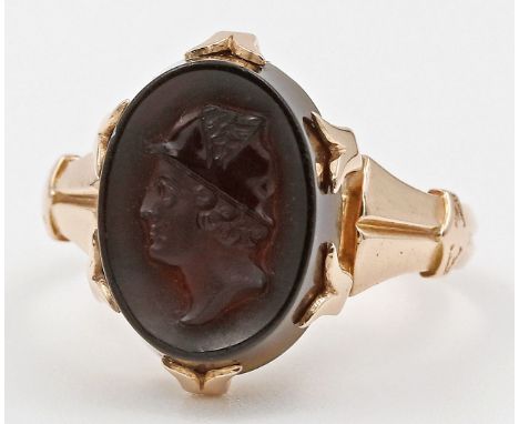 Gemmenring. 14 kt. RG, geprüft, brutto 3,9 g. Besetzt mit ovaler Sarder-Gemme eines antiken Kopfes (Hermes?). Reliefierte Rin