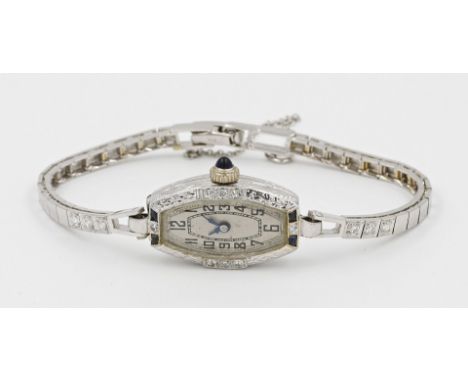 Art Deco-Damenarmbanduhr. Rhombenförmiges Gehäuse und Gliederband 585/000 WG, brutto 15,9 g. Lunette und Ansätze des Bandes b