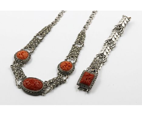 Art Deco-Collier und -Armband. 800/000 bzw. 900/000 Silber. Mittelteile je besetzt mit floral durchbrochen geschnitzten Koral