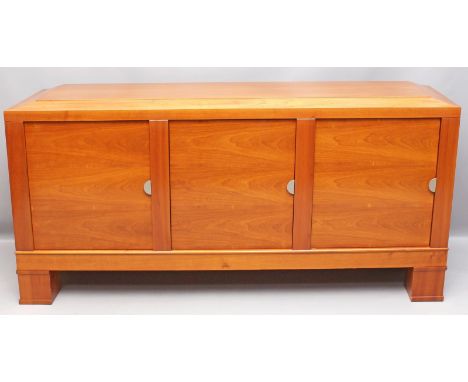 Krier, Léon (geb. 1946 Luxemburg) Elegantes Sideboard "Abacus". Kirschholz (massiv). Rechteckiger, dreitüriger Korpus (li. Se