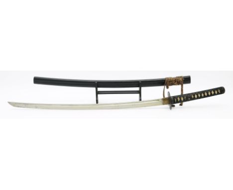 Katana - Schwert. Eisenklinge mit Blutrinne, am Griff kalligraphisch sign. Klinge mit Klarlacküberzug, Griff rostig. Tsuba au