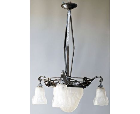 Art Deco-Deckenleuchte, dreiarmig/vierflammig. Reliefiertes, floral durchbrochen gearbeitetes Eisengestell mit drei kurzen Le