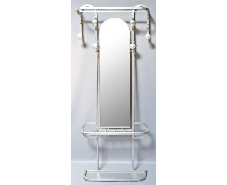 Art Deco-Garderobe. Aluminium-Gestell mit verspiegelter Rückwand, sechs Aufhängungen und Schirmständer. Gebrauchsspuren. Um 1