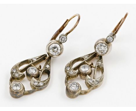 Paar Ohrhänger im Art Deco-Stil. 14 kt. GG und Silber, geprüft, brutto 5,5 g. Brisur und durchbrochen gearbeitete, bewegliche