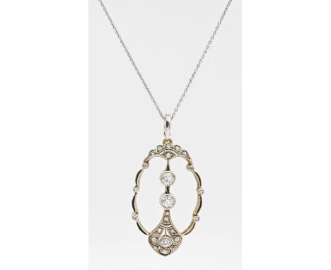 Art Deco-Kettenanhänger. 14 kt. GG und WG, geprüft, brutto 5,4 g. Durchbrochen gearbeitet und besetzt mit Diamanten im Altsch