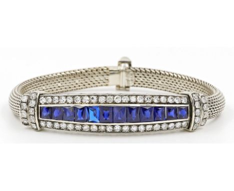 Art Deco-Damenarmband. 585/000 WG, brutto 25,3 g. Gewölbtes Mittelteil mit seitlich durchbrochen gearbeiteter Unterkaderung, 