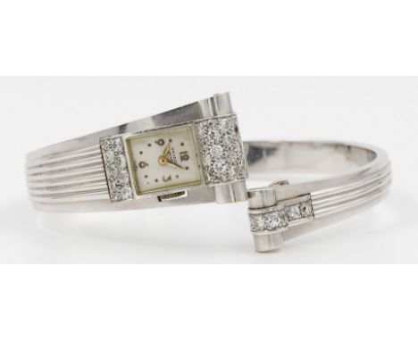 Art Deco-Damenspangenuhr "Universal Genève". 750/000 WG, brutto 38,3 g. Matt versilbertes Zifferblatt mit aufgelegten, golden