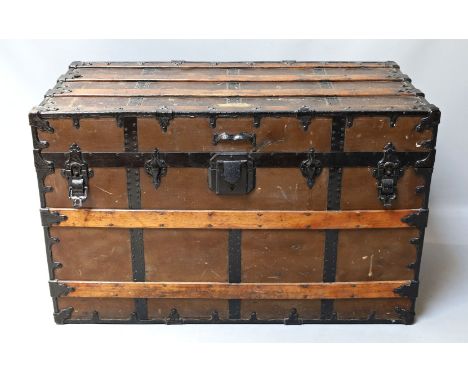 Überseekoffer "C. A. Taylor Trunk Works". Holz mit brauner Leinenbespannung und schwarzen Metallbeschlägen/-schnallen. Innen 