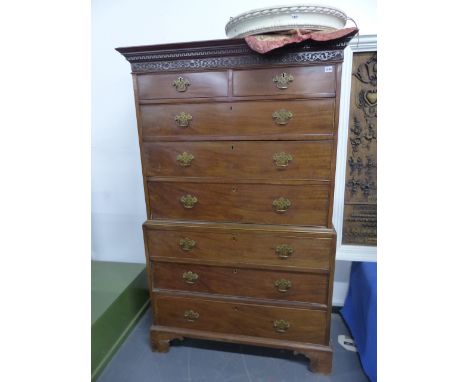 A LATE GEORGIAN MAHOGANY CHEST ON CHEST WITH TWO SHORT OVER SIX LONG GRADUATED DRAWERS STANDING ON BRACKET FEET.   W.110 x H.