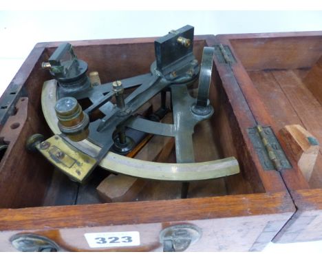 A VINTAGE ANODISED BRASS SEXTANT WITH SILVERED SCALE CONTAINED IN A MAHOGANY TRANSIT CASE.