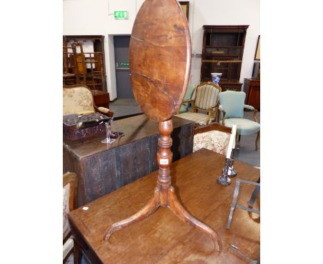 AN EARLY YEW WOOD TILT TOP LAMP TABLE ON TRIPOD SUPPORTS.