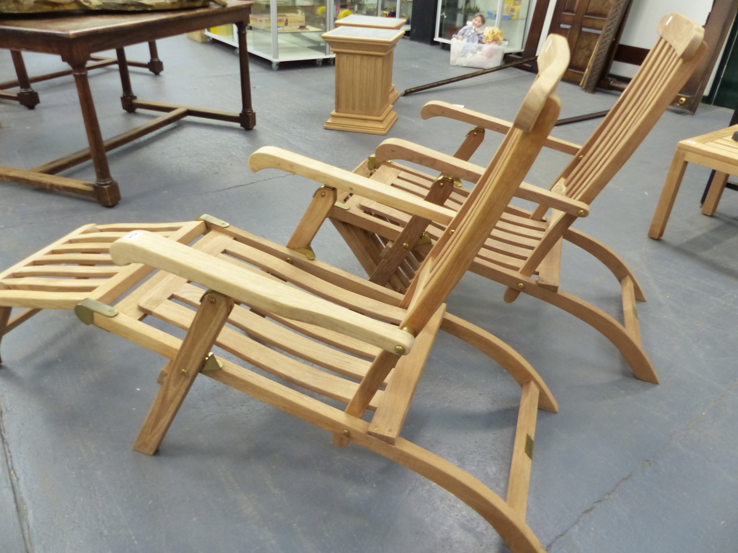 A PAIR OF GOOD QUALITY TEAK FOLDING STEAMER CHAIRS.