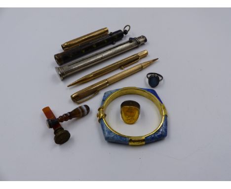 TWO 9ct GOLD PENCILS, AN 1889 REMODELLED SOVEREIGN RING, TWO HARDSTONE SEALS, A TRIPLE SHAFT PROPELLING STONE SET PENCIL, A P