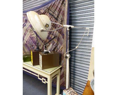 A LARGE MID CENTURY SURGEON'S LAMP.