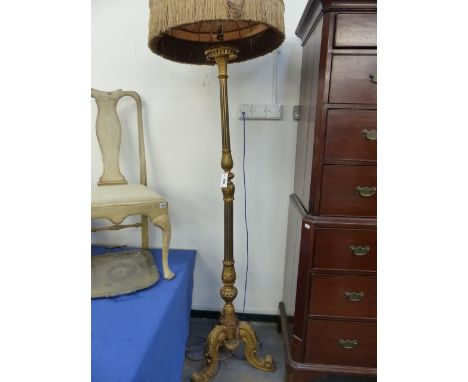 A GEORGIAN STYLE CARVED PAINTED AND GILTWOOD FLOOR LAMP WITH A FRINGED VINTAGE SHADE.