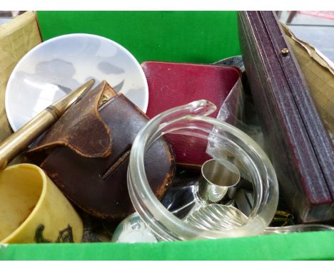 A HALLMARKED SILVER CADDY SPOON, A VINTAGE LUCITE SNAKE BRACELET, A GOLD WRISTWATCH AND OTHER COLLECTABLES.  (QTY)