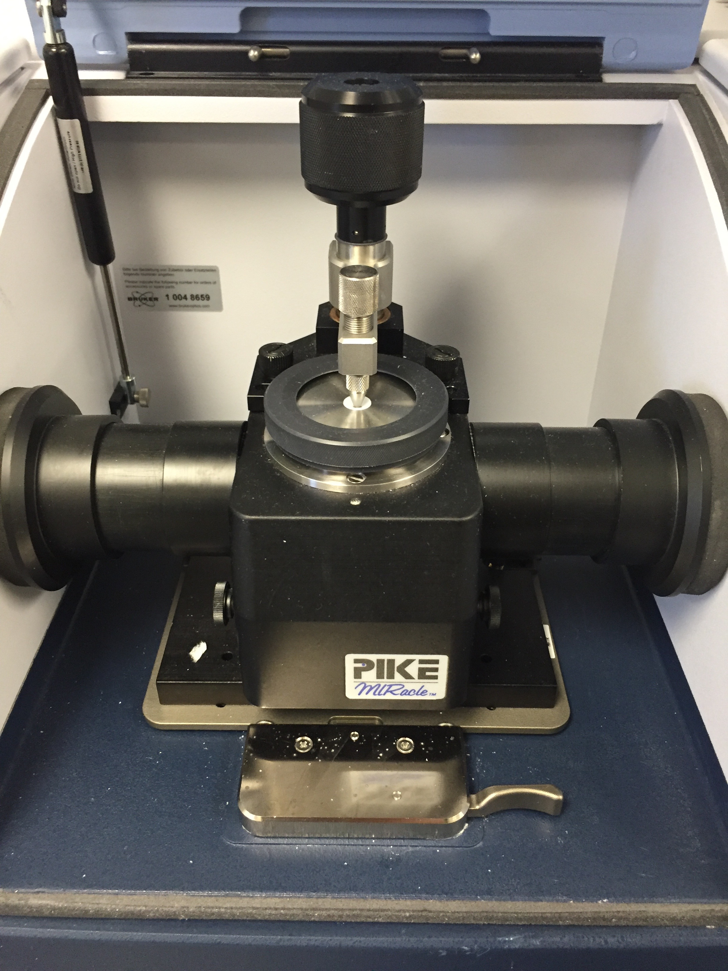 Bruker Tensor 27 FTIR, SN 10048659 Includes the following (1) Huber