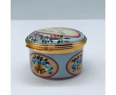 This miniature enamel box is dedicated to all brides, with a warm message on top, a floral design and golden details. Halcyon