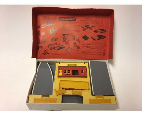 Triang Station Set R 81, plus Operating Royal Mail Coach Set R 23, both boxed, plus 2nd edition Triang catalogue and 1st Janu