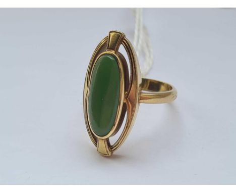 A ARTS AND CRAFTS NEPHRITE JADE RING 14CT GOLD SIZE Q - 7.4 GMS 