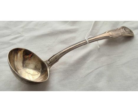 An hourglass pattern Georgian ladle with crest - London 1816 by TB - 76 g.