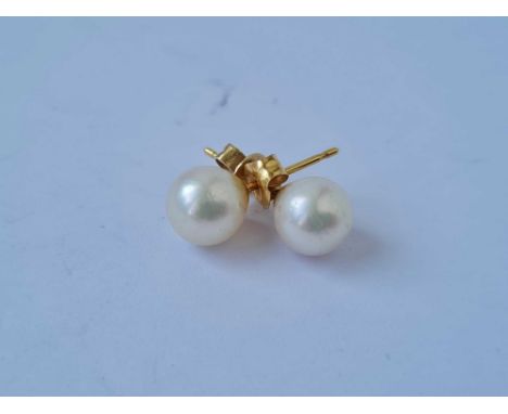 A pair of pearl ear studs 9ct 