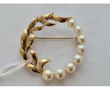 A CIRCULAR MIKIMOTO SIGNED PEARL SET BROOCH 14CT GOLD 