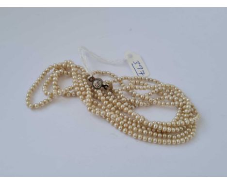 A seed pearl three row necklace 