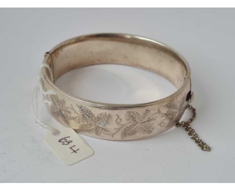 A leaf decorated hinged silver bangle - 48 gms 