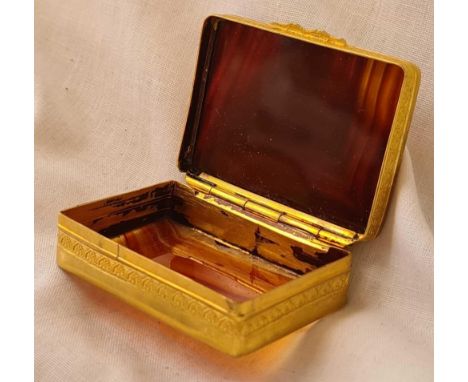 A agate snuff box with gilt metal mounts