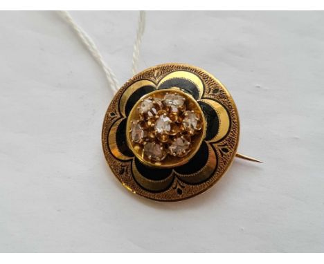 A PRETTY VICTORIAN GOLD AND ENAMEL CIRCULAR BROOCH SET WITH SEVEN DIAMONDS - 8 GMS 