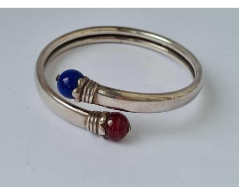 A stylish silver bangle with Lapis Lazuli &amp; red Beryl terminals 27g